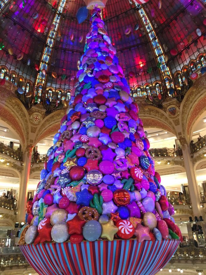 рождественская елка в Париже, необычная рождественская елка, самая красивая в мире рождественская елка, красивая рождественская елка, рождественская елка из воздушных шаров