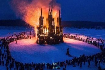 В России вместо чучела сожгли "готический" замок