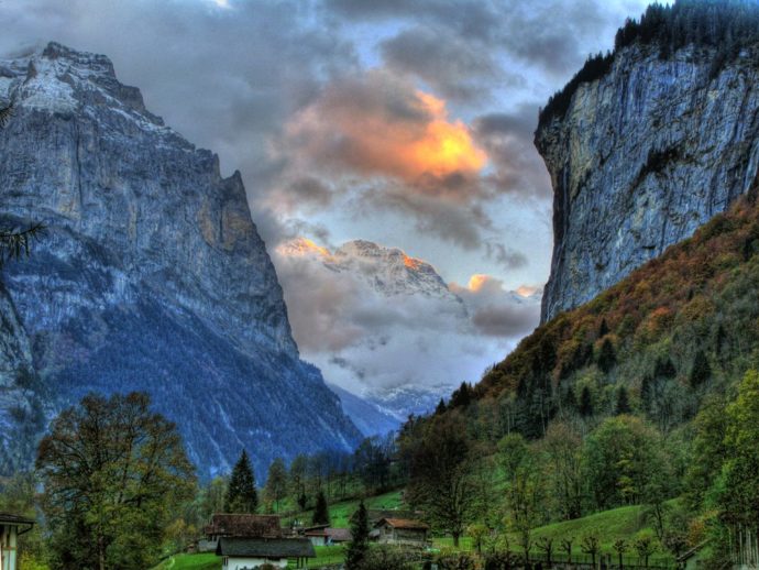 Долина 72 водопадов, Лаутербруннен (Lauterbrunnen) Швейцария, куда поехать на выходные в Швейцарии, куда поехать на выходные в Европе, куда слетать на выходные в Европе, водопад в скале, самая красивая деревня в Швейцарии