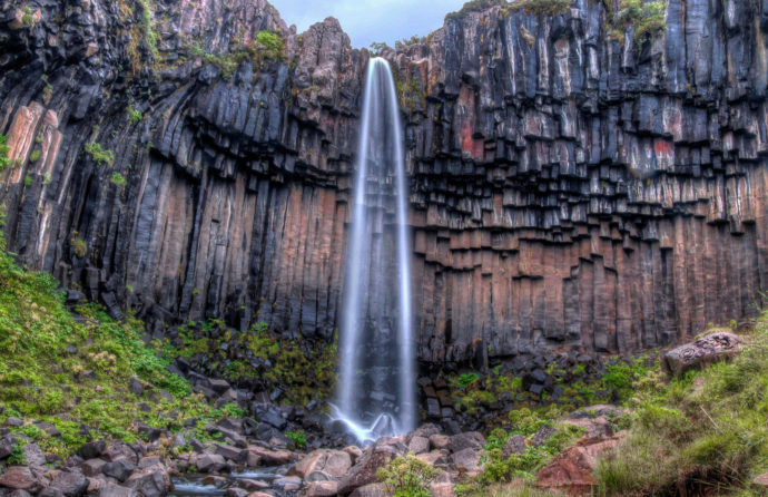 Водопад Свартифосс , куда поехать на выходные, куда поехать на выходные в Исландии, куда слетать на выходные в Европе, черный водопад в Исландии, водопады Исландии