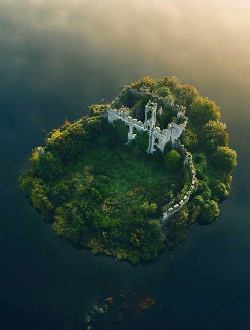 Куда поехать на выходные приглашает в Ирландию в графство Роскоммон, на таинственное озеро Лох-Ки увидеть замок древнего клана МакДермотт.