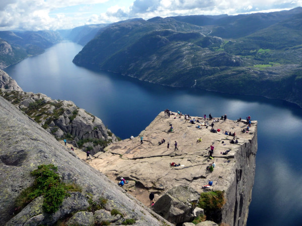 Куда поехать на выходные в Европе, куда слетать на выходные в Европу, интересные места в Европе, утес Прекестулен в Норвегии, куда поехать на выходные в Норвегии, камень Кьёрагболтен, самый опасный камень, самый красивый утес, "камень-горошина"