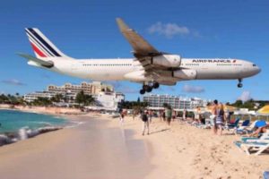 Пляж Maho Beach, где над головой летают самолеты, остров Сен-Мартен