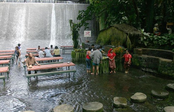 ресторан водопад на Филиппинах