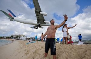 Пляж Maho Beach, где над головой летают самолеты, остров Сен-Мартен