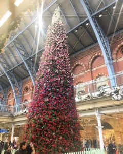 самая красивая елка, необычная елка, елка в Лондоне, красивая елка, цветочная елка