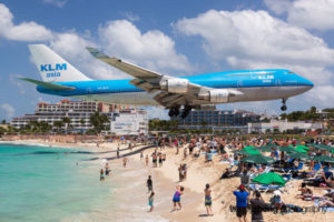 Пляж Maho Beach, где над головой летают самолеты, остров Сен-Мартен