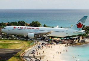 Пляж Maho Beach, где над головой летают самолеты, остров Сен-Мартен