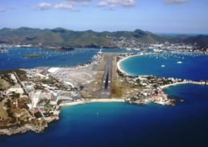 Пляж Maho Beach, где над головой летают самолеты, остров Сен-Мартен