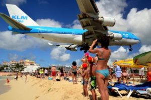 Пляж Maho Beach, где над головой летают самолеты, остров Сен-Мартен