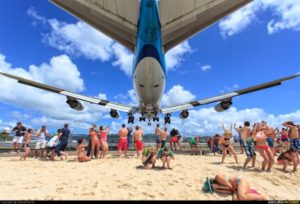 Пляж Maho Beach, где над головой летают самолеты, остров Сен-Мартен