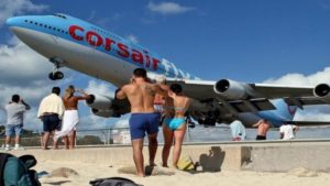 Пляж Maho Beach, где над головой летают самолеты, остров Сен-Мартен