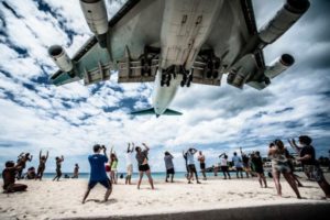 Пляж Maho Beach, где над головой летают самолеты, остров Сен-Мартен