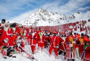 Вербье в швейцарских Альпах,Вербье, Альпы, массовый спуск санта клаусов и святых николаев