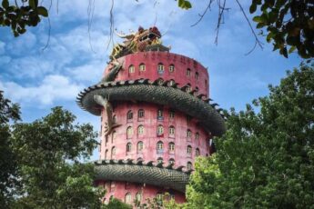 храм гигантского дракона в Таиланде, куда поехать на выходные, достопримечательности Таиланда, что посмотреть в Таиланде