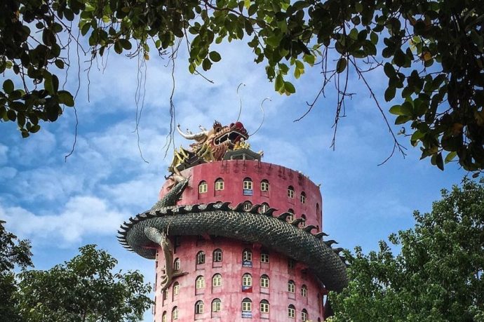храм гигантского дракона в Таиланде, куда поехать на выходные, достопримечательности Таиланда, что посмотреть в Таиланде