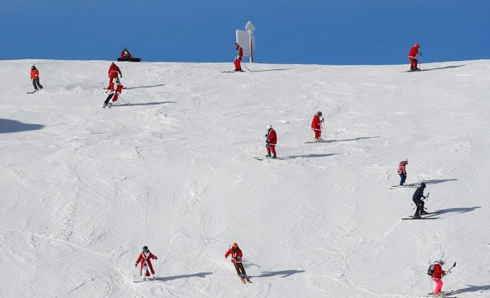 Вербье в швейцарских Альпах,Вербье, Альпы, массовый спуск санта клаусов и святых николаев