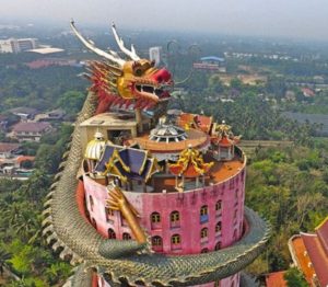 храм гигантского дракона в Таиланде, куда поехать на выходные, достопримечательности Таиланда, что посмотреть в Таиланде