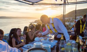 Dinner in the sky, куда поехать на выходные,ресторан в небе, ресторан в воздухе, ресторан в небе в Киеве, самый необычный ресторан в мире