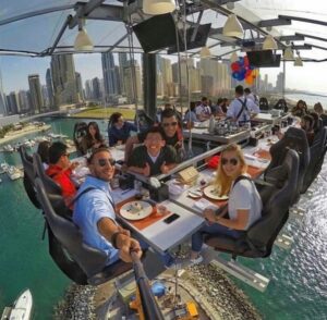 Dinner in the sky, куда поехать на выходные,ресторан в небе, ресторан в воздухе, ресторан в небе в Киеве, самый необычный ресторан в мире