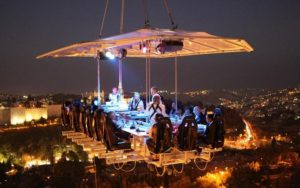 Dinner in the sky, куда поехать на выходные,ресторан в небе, ресторан в воздухе, ресторан в небе в Киеве, самый необычный ресторан в мире