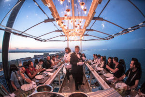 Dinner in the sky, куда поехать на выходные,ресторан в небе, ресторан в воздухе, ресторан в небе в Киеве, самый необычный ресторан в мире