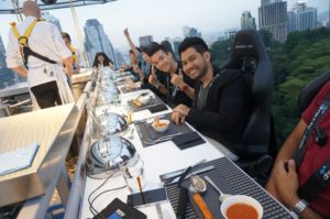 Dinner in the sky, куда поехать на выходные,ресторан в небе, ресторан в воздухе, ресторан в небе в Киеве