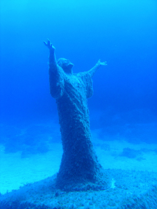 мальтийская статуя Спасителя под водой, куда поехать на выходные, достопримечательности Мальты