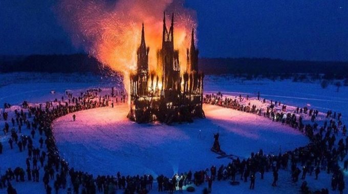 В России вместо чучела сожгли "готический" замок