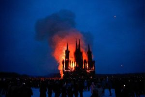 В России вместо чучела сожгли "готический" замок