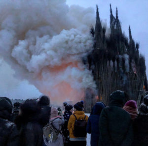 В России вместо чучела сожгли "готический" замок