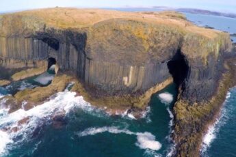 куда поехать на выходные в Европу, куда слетать на выходные в Европу, куда поехать на выходные в Шотландии, остров Стаффу, Фингалова пещера в Шотландии, самая красивая пещера в мире, самая красивая пещера,самые интересные места Европы
