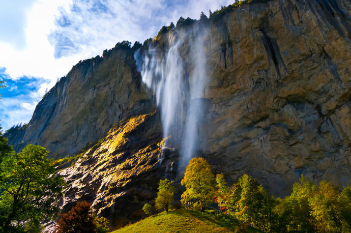 Долина 72 водопадов, Лаутербруннен (Lauterbrunnen) Швейцария, куда поехать на выходные в Швейцарии, куда поехать на выходные в Европе, куда слетать на выходные в Европе, водопад в скале, самая красивая деревня в Швейцарии
