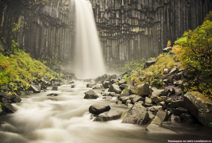 Водопад Свартифосс , куда поехать на выходные, куда поехать на выходные в Исландии, куда слетать на выходные в Европе, черный водопад в Исландии, водопады Исландии