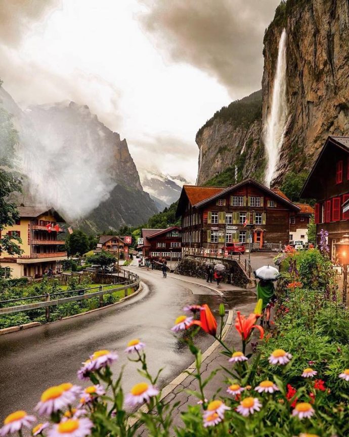 Долина водопадов, Лаутербруннен (Lauterbrunnen) Швейцария, куда поехать на выходные в Швейцарии, куда поехать на выходные в Европе, куда слетать на выходные в Европе, водопад в скале, самая красивая деревня в Швейцарии