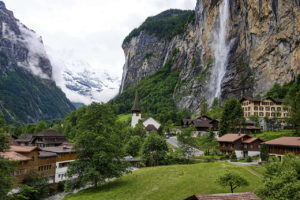 Долина водопадов, Лаутербруннен (Lauterbrunnen) Швейцария, куда поехать на выходные в Швейцарии, куда поехать на выходные в Европе, куда слетать на выходные в Европе, водопад в скале, самая красивая деревня в Швейцарии