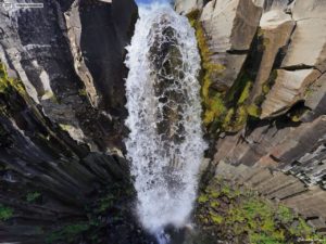 Водопад Свартифосс , куда поехать на выходные, куда поехать на выходные в Исландии, куда слетать на выходные в Европе, черный водопад в Исландии, водопады Исландии