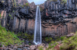 Водопад Свартифосс , куда поехать на выходные, куда поехать на выходные в Исландии, куда слетать на выходные в Европе, черный водопад в Исландии, водопады Исландии