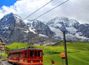 Долина водопадов, Лаутербруннен (Lauterbrunnen) Швейцария, куда поехать на выходные в Швейцарии, куда поехать на выходные в Европе, куда слетать на выходные в Европе, водопад в скале, самая красивая деревня в Швейцарии