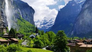 Долина водопадов, Лаутербруннен (Lauterbrunnen) Швейцария, куда поехать на выходные в Швейцарии, куда поехать на выходные в Европе, куда слетать на выходные в Европе, водопад в скале, самая красивая деревня в Швейцарии