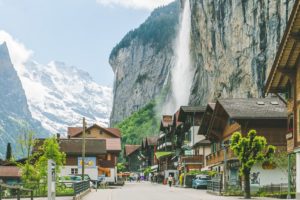 Долина водопадов, Лаутербруннен (Lauterbrunnen) Швейцария, куда поехать на выходные в Швейцарии, куда поехать на выходные в Европе, куда слетать на выходные в Европе, водопад в скале, самая красивая деревня в Швейцарии