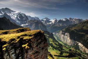 Долина 72 водопадов, Лаутербруннен (Lauterbrunnen) Швейцария, куда поехать на выходные в Швейцарии, куда поехать на выходные в Европе, куда слетать на выходные в Европе, водопад в скале, самая красивая деревня в Швейцарии