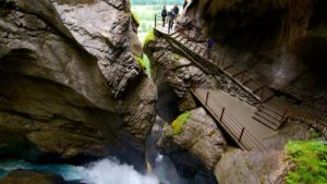 Долина 72 водопадов, Лаутербруннен (Lauterbrunnen) Швейцария, куда поехать на выходные в Швейцарии, куда поехать на выходные в Европе, куда слетать на выходные в Европе, водопад в скале, самая красивая деревня в Швейцарии