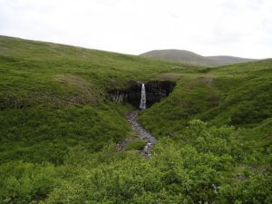 Водопад Свартифосс , куда поехать на выходные, куда поехать на выходные в Исландии, куда слетать на выходные в Европе, черный водопад в Исландии, водопады Исландии