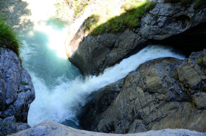 Долина водопадов, Лаутербруннен (Lauterbrunnen) Швейцария, куда поехать на выходные в Швейцарии, куда поехать на выходные в Европе, куда слетать на выходные в Европе, водопад в скале, самая красивая деревня в Швейцарии