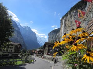 Долина 72 водопадов, Лаутербруннен (Lauterbrunnen) Швейцария, куда поехать на выходные в Швейцарии, куда поехать на выходные в Европе, куда слетать на выходные в Европе, водопад в скале, самая красивая деревня в Швейцарии