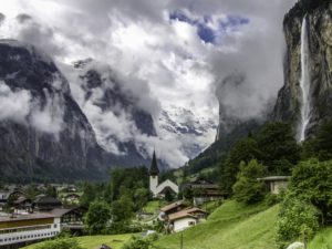 Долина водопадов, Лаутербруннен (Lauterbrunnen) Швейцария, куда поехать на выходные в Швейцарии, куда поехать на выходные в Европе, куда слетать на выходные в Европе, водопад в скале, самая красивая деревня в Швейцарии