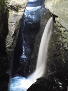 Трюммельбахский водопад, Долина водопадов, Лаутербруннен (Lauterbrunnen) Швейцария, куда поехать на выходные в Швейцарии, куда поехать на выходные в Европе, куда слетать на выходные в Европе, водопад в скале, самая красивая деревня в Швейцарии