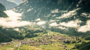 Долина водопадов, Лаутербруннен (Lauterbrunnen) Швейцария, куда поехать на выходные в Швейцарии, куда поехать на выходные в Европе, куда слетать на выходные в Европе, водопад в скале, самая красивая деревня в Швейцарии