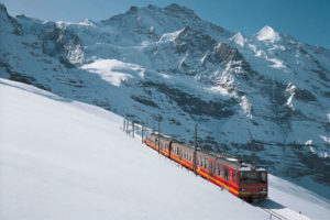 Долина водопадов, Лаутербруннен (Lauterbrunnen) Швейцария, куда поехать на выходные в Швейцарии, куда поехать на выходные в Европе, куда слетать на выходные в Европе, водопад в скале, самая красивая деревня в Швейцарии